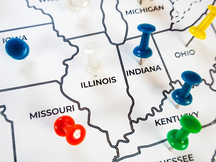 US map with colored push pins showing Kentucky and Indiana, comparing Louisville or New Albany as a place to live