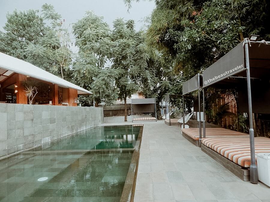 The swimming pool area in Blackbird Hotel, Bandung.