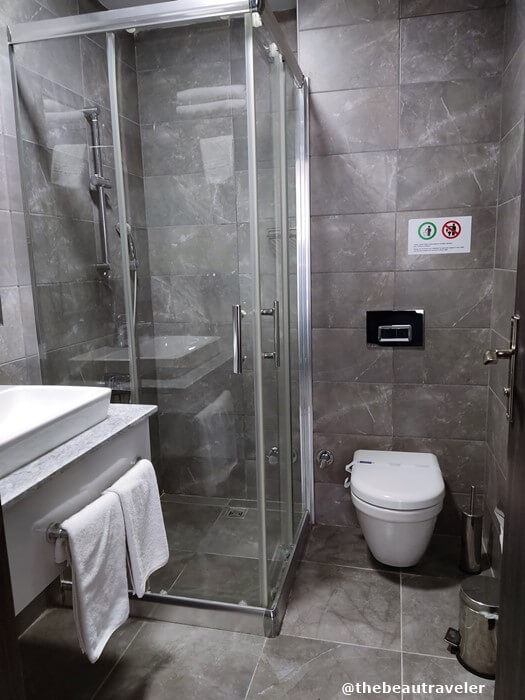The bathroom at Cavit Duvan Prestige Hotel's Double Room in Edirne, Turkey.