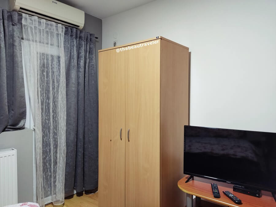 The wardrobe and tv in my room at Apartmani Vasic, Banja Koviljaca.