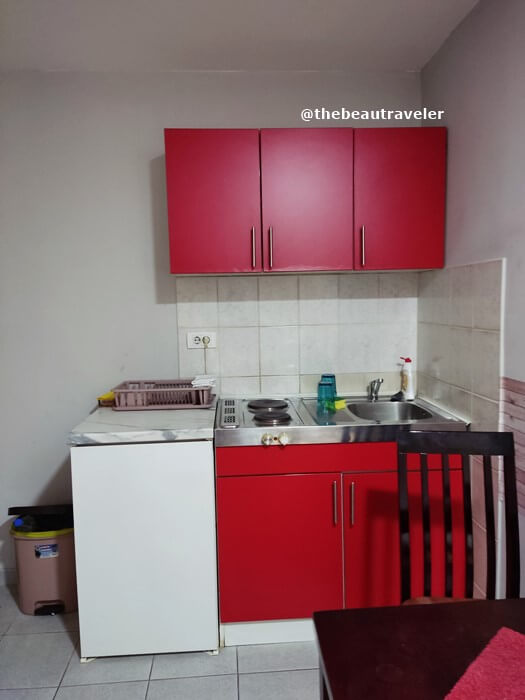 The kitchenette at Apartmani Vasic, Banja Koviljaca.