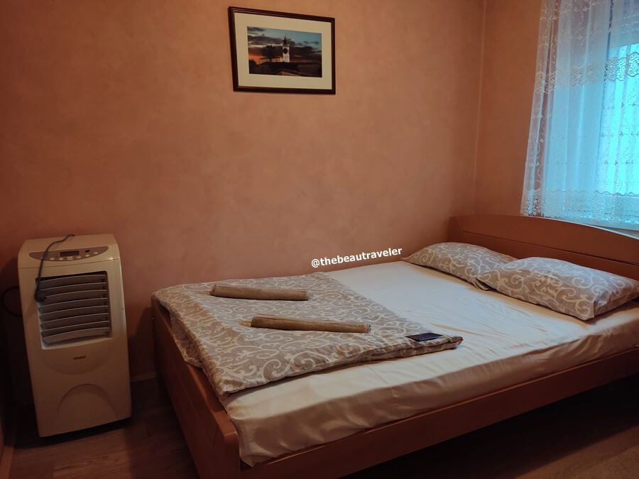 The queen-sized bed in the single room at Apartmani Amaro, Novi Sad.