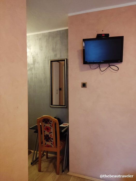 The small workspace in the single room at Apartmani Amaro, Novi Sad.