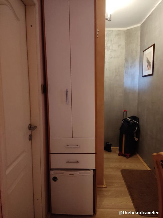 The wardrobe and fridge at Apartmani Amaro room in Novi Sad, Serbia.