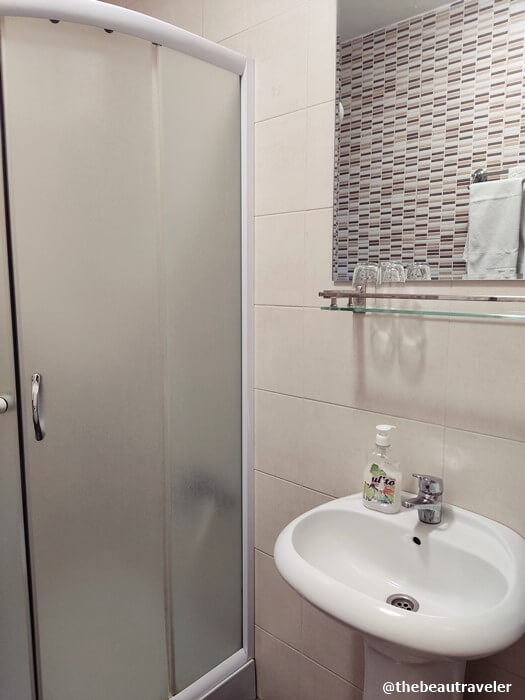 Shower at the Apartmani Amaro room in Novi Sad, Serbia.