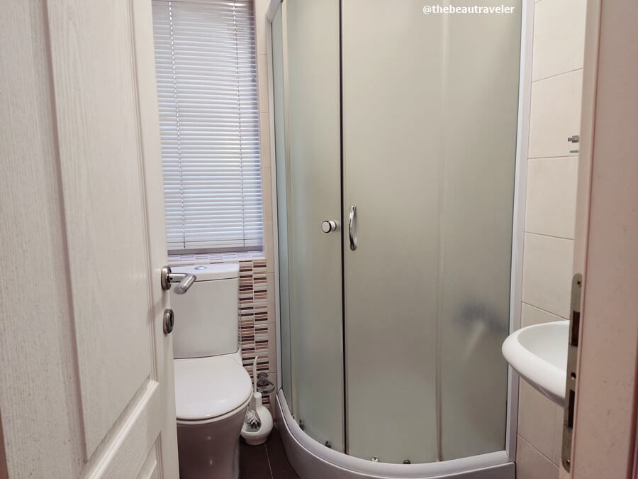 The shower at Apartmani Amaro room in Novi Sad, Serbia.