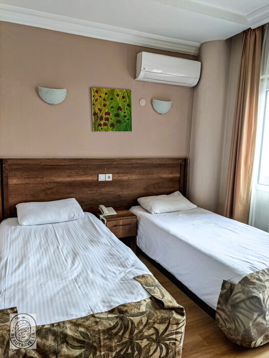 The twin bed for the standard room at Cihan Palas Yeni Hotel in Ankara, Turkiye.