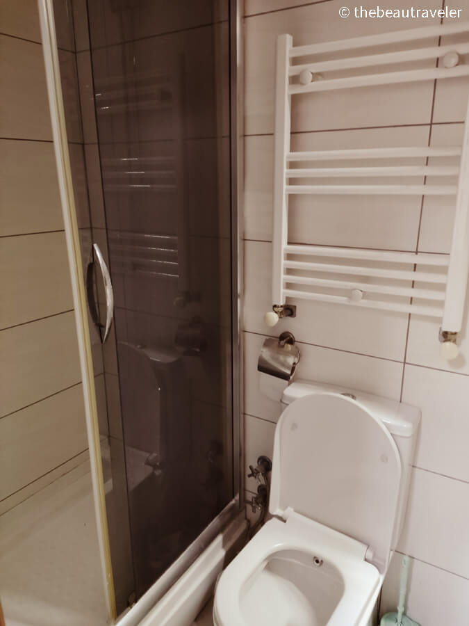 The bathroom inside the private room at Ariya Yildiz Apartment in Istanbul.