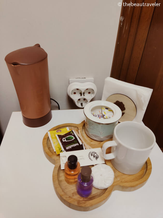 Teabags, water boiler, and toiletries are provided for the guest in the private room at Ariya Yildiz Apartment in Istanbul.