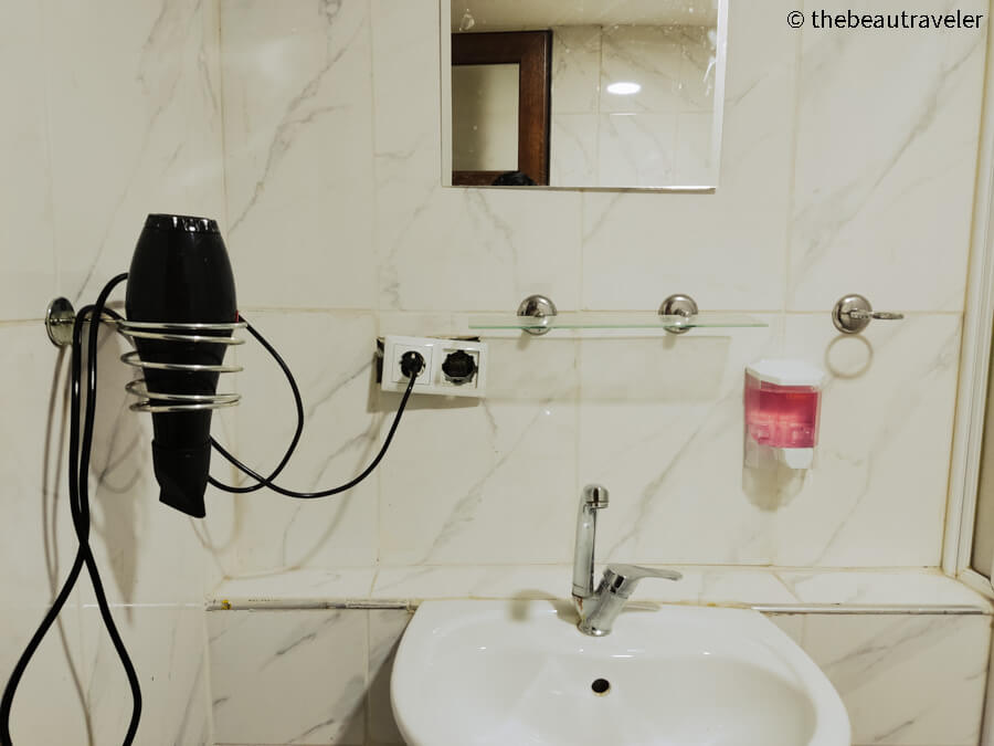 Kule Hotel in Bursa provides a hairdryer in the bathroom.