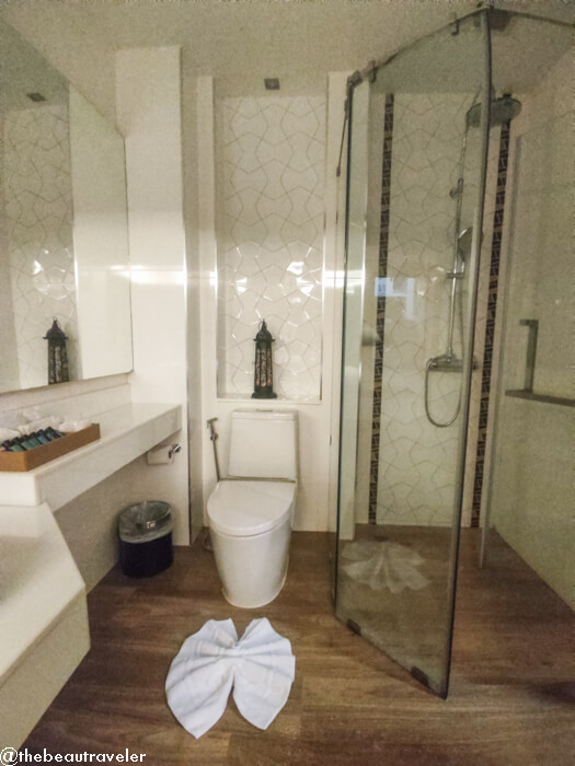 Executive Deluxe bathroom at Khum Phucome Hotel in Chiang Mai, Thailand.