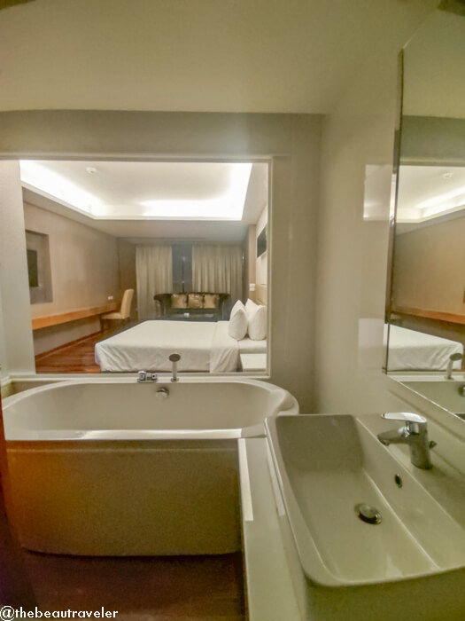 Executive Deluxe bathroom at Khum Phucome Hotel in Chiang Mai, Thailand.