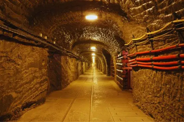 wieliczka salt mine tunnel