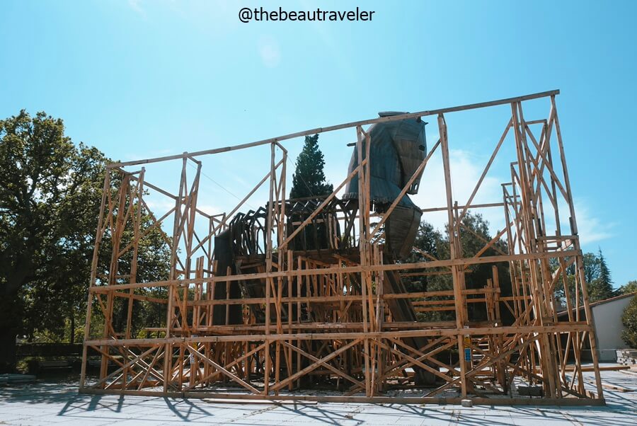 The Trojan horse statue in front of the archeological site, currently under construction.