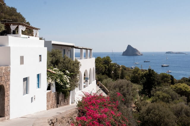 5 Reasons Why You Should Book a Villa with a Pool in Sicily for South Italian Vacation