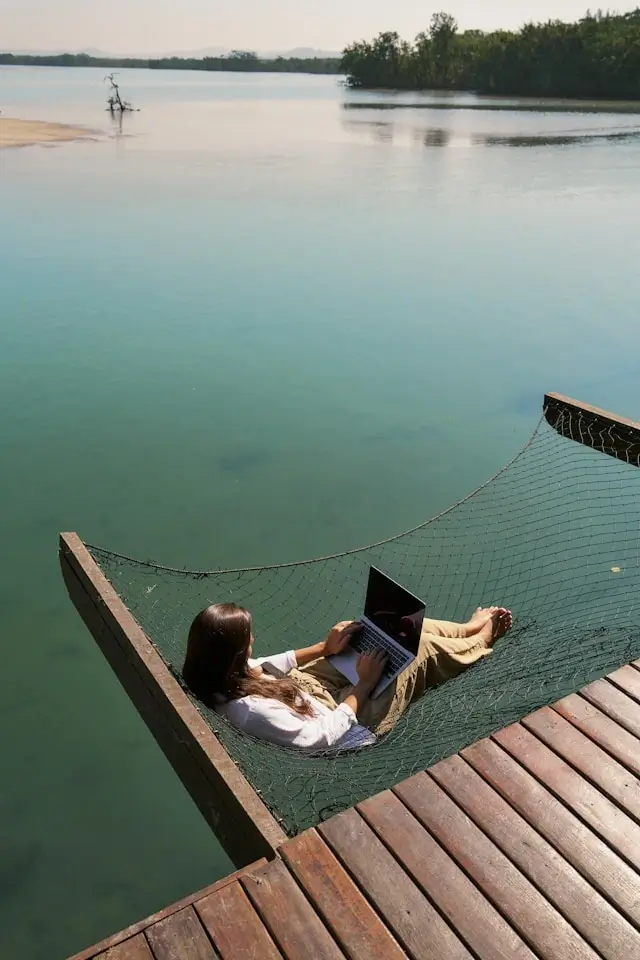 Top 7 Remote Jobs to Do While Traveling the World