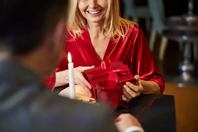 How to Look Good on a Date: Create a Unique Style and Boost Your Confidence 