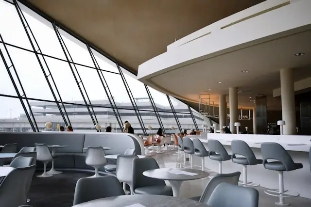 airport lounge facilities