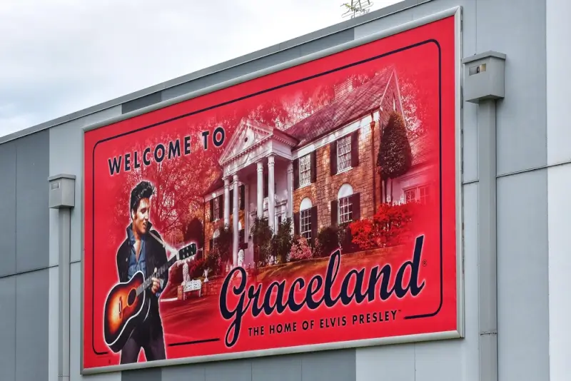 entrance to graceland in memphis, tn